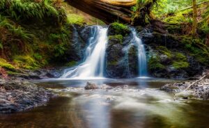 waterfalls-1908788_640.jpg